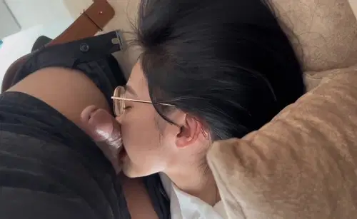 Cô bé sinh viên đeo kính cận mút cu phê đến mức quăng luôn kính sang một bên - sex clip